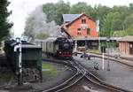 Bertsdorf - 21.08.2017 - Einfahrt Personenzug mit 99 749. Zittauer Schmalspurbahn / SOEG - vom Wanderweg hinter Stellwerk aufgenommen.