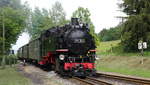 Dampflok 99 760 (Lok-Nr. weiß eingerahmt) (DR EDV-Nummer 99 1760-0; DB 099 733-8) der Zittauer Schmalspurbahn mit dem Personenzug SOE 314 bei Einfahrt in Bahnhof Kurort Jonsdorf; 08.06.2020
