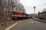 Ausfahrt der 199 018 Schmalsprdiesellok in Bertsdorf mit dem Zug nach Jonsdorf. Eingefangen am Morgen des 23.02.2024