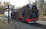 Zittauer Schmalspurbahn__99 731 bekommt Frischwasser vom naheliegenden Bach in Bertsdorf.__03-03-2024