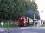 199 013 mit Drei-Wagen-Personenzug am 17.09.2006 vor dem Straenbergang zwischen Kurort Oybin Niederdorf und Teufelsmhle auf der Fahrt nach Kurort Oybin.