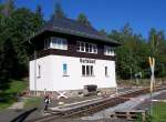 Stellwerk im Bahnhof Bertsdorf am 17.09.2006, dem einzigen bei den Zittauer Schmalspurbahnen, rechts ist der zweite Wasserkran am Gleis nach Kurort Jonsdorf sichtbar.