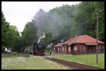 Auf dem Weg zum Endbahnhof Kurort Johnsdorf hält hier 99749 am 24.5.2016 mit ihrem Personenzug am Ortsrand an der gleichnamigen Haltestelle Kurort Johnsdorf.