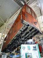 Die Unterseite eines alten Standseilbahnwagens im Technikmuseum Speyer.