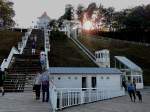 Wer nicht Treppensteigen will nutzt auch bei Sonnenuntergang lieber die Standseilbahn (bzw. Schrägaufzug) im Ostseebad Sellin; 140919