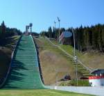 Vogtlandarena bei Klingental, neben der Schanzenanlage verluft rechts eine ca.300m lange Standseilbahn zur Befrderung von Besuchern und Springern, April 2007