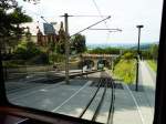 DRACHENFELSBAHN über KÖNIGSWINTER/RHEIN- hier die Ausweichstelle  Drachenburg 
aus dem Rückfenster des Triebwagen-Beiwagens am 4.7.2012 fotografiert.
Bei dieser Fahrt mit der Zahnradbahn kann man schon leichte  Alpengefühle 
mitten im Rheinland erleben...