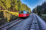 Ein Standseilbahnwagen der Oberweißbacher Bergbahn zwischen Obstfelderschmiede und Lichtenhain auf seiner Talfahrt.