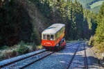 Auf der Güterbühne der Oberweißbacher Bergbahn wird in den kälteren Jahreszeiten dieser Aufsatzwagen genutzt, der seit 1972 auf dieser Strecke im Einsatz ist.
Zuvor gehörte er zur Kleinbahn Schleiz - Saalburg, die 2006 ihren Dienst einstellte. 
Unterwegs war der Wagen als RB 29837 von Lichtenhain (a d Bergbahn) nach Obstfelderschmiede.
Aufgenommen am 9.4.2017, aus der bergwärts fahrenden RB 29838.