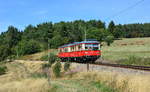 In gemütlichen Tempo fahren 479 205-7 und 479 201-6 von Lichtenhain kommend gen Oberweißbach. Bei besten Sommerwetter war der Olitätenwagen als offener Aussichtswagen gut besetzt und die Fahrgäste konnten die wunderschöne Landschaft und fantastische AUssicht genießen.

Oberweißbach 12.08.2018