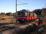 Thüringen 2005 - Zwischen Cursdorf und Deesbach gelang am 08.01.2005 dieser Nachschuss auf die beiden Triebwagen 479 201-6 und 203-2 die nach Lichtenhain an der Bergbahn unterwegs sind. An der Flachstrecke wie der Bergbahnstrecke führt im Übrigen ein gut ausgeschilderter und bequemer Wanderweg entlang. Im Umsteigebahnhof Lichtenhain findet sich ein kleines Museum und das überaus freundliche Personal der Oberweisbacher Berg- und Schwarzatalbahn AG ist überaus hilfreich und gibt gerne Tips und Informationen zur Bergbahn!