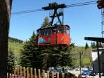 Eine der zwei Kabinen der Fichtelberg-Luftseilbahn schwebt hier bei der Talstation. 
Die heutigen Leichtmetallkabinen fr jeweils 44 Personen sind seit der Modernisierung 1961/62 im Einsatz.
Die Bahn ging im Dezember 1924 in Betrieb und ist die lteste Luftseilbahn Deutschlands.
11.05.08