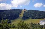 Die Fichtelberg-Schwebebahn fhrt von Oberwiesenthal auf den 1215 m hohen Fichtelberg, welcher die zweithchste Erhebung des Erzgebirges sowie den hchsten Punkt in Sachsen darstellt.