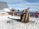 Mglicherweise eines meiner letzten Bilder von der Fichtelberg-Seilbahn. Geht es nach dem Willen der Betreiber , soll wohl ab der Saison 2012/13 eine neue Kabinenbahn in Betrieb sein. Damit wre das Ende der ltesten Seilbahn Deutschlands besiegelt.
aufgen. 6.2.2011