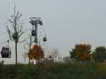 IGA-Seilbahn in Berlin gesehen durch den Bauzaun von der Hellersdorferstraße in Nähe des U-Bahnhofes Neue Grottkauer Straße am 10.