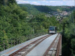 Eine Fahrt mit der Bergbahn Künzelsau -    Begegnung an der Ausweichstelle, die auch völlig auf einer Brücke liegt.