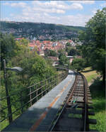 Eine Fahrt mit der Bergbahn Künzelsau -

Bevor die Talstation erreicht wird befährt die Bahn eine weitere recht lange Brückenstrecke von der man aus einen schönen Blick auf die Innenstadt von Künzelsau hat.

29.07.2021 (M)