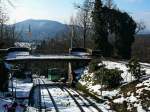 Merkurbergbahn. Bergfahrt von Wagen 1 der Standseilbahn an der Ausweiche.
Im Hintergrund ist hinter dem Oostal mit Baden-Baden der Fremersberg mit dem dortigen Turm zu sehen.

18.02.2013 Baden-Baden 