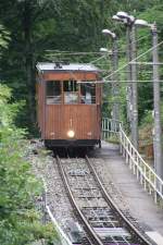 Talfahrt: Die beschauliche Standseilbahn - aus dem Jahr 1929 - im Stadtteil Heslach in Stuttgart, die den Besucher bei der Bergfahrt vom Sdheimer Platz zum Waldfriedhof bringt, ist ein liebenswertes