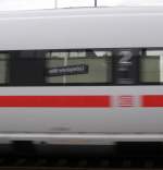 In einen ICE T der DBB (Deutsche Bummel Bahn) spiegelt sich das Bahnhofsschild Ludwigshafen Mitte.