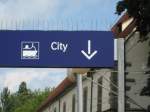 Ab in die City!  (Auch in KN Hauptbahnhof sind vor einiger Zeit neue Schilder angekommen, doch der Bahnhof bleibt noch seeeeeeehr renovierungsbedrtfig)