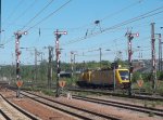 Die letzten 5 Formsignale vom Chemnitzer Hauptbahnhof gebieten am 01.05.2011 einer V 100(Ost) mit einem 711er im Schlepp Halt Hp0