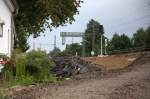 Rosen , Kirschen und Kabelsalat finden sich unweit der rohbaufertigen Brcke
Hainstrae in Radebeul West. Die Kabel stammen von den alten Lichtsignalen.
Aufgenommen am  13.06.2012 gegen 17:56 Uhr.