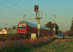 Zwei Einwegefahrzeuge der DB, links im Bild ist ein RB 27 Zug nach Mönchengladbach zu sehen der von der 143 366 geschoben wird und im rechten Bildrand ist ein Ford Fiesta der DB Sicherheit zu sehen, der zwei Mann von DB Sicherheit als Arbeitsgerät zur Überwachung am Donnerstagabend den 20.3.2014 dient. Hier wird aktiv der Schienenverkehr und die Gleisanlage geschützt.