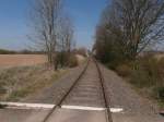 Ein Bahnübergang in den Feldwegen bei Pulheim auf dem Anschlussgleis zum Umpspannwerk Brauweiler in Richtung Pulheim.