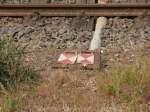 Einfach mal in die Sonne legen und abschalten wenn nichts zu tun ist dachten sich hier wohl die beiden Zugschluss Schilder im Rheindahlen Bahnhof.