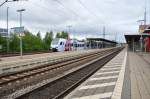 Blick auf den Bahnhof Ingelheim, gerade ist ein RE2 Zug eingefahren.