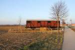 Bahndenkmal Vaterstetten-Baldham
Dieser Bahnkörper erinnert an eine Eisenbahntrasse, die hier zum Ende des Zweiten Weltkrieges über Vaterstetten und Baldhamer Flur führte. Zerstörerische Bombenangriffe auf München lähmten zunehmend den Zugverkehr durch die Stadt und veranlassten den Bau einer Umgehungsstrecke von Zorneding nördlich abzweigend, zwischen den Dörfern Badham und Vaterstetten verlaufend über Feldkirchen bis Freimann. Unbeirrt sämtlicher Kriegsereignisse arbeiteten ab August 1944 bis Kriegsende zahlreiche ausländische Zwangsarbeiter an diesem bizarren Eisenbahnprojekt. Nicht endgültig fertiggestellt, wurde der Scheinkörper 1946 wieder abgebaut und die Trasse verfüllt. 
Das ist der Original Text vom Hinweisschild. Fotografiert am 14.03.2016.
