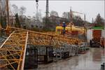 Zusammengefaltet ist der auf das Gleis umgestürzte Kran in Petershausen.