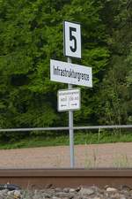 Einige Meter vor dem Einfahrsignal von Roßerg liegt die Infrastrukturgrenze der Roßbergbahn, die mit einem Schild entsprechend gekennzeichnet ist (04.05.2018).