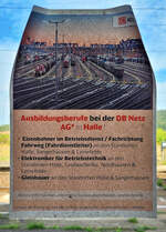 Mit dem Fahrrad von Kassel nach Halle (Saale) | Tag 3 Bernterode–Görsbach
Strecken-km: 127,5

Werbung oder Hilferuf?
Dieser Aushang wurde im Bahnhofsgebäude von Bernterode entdeckt. Er steht symbolisch für das aktuelle Chaos, das sich derzeit auf der Halle-Kasseler Bahn, insbesondere zwischen Sangerhausen und Halle (Saale), abspielt: Weil Stellwerke immer öfter nicht besetzt werden können, kommt es andauernd zu Streckensperrungen. Dazu gesellten sich in diesem Sommer umgeleitete Güterzüge von der Thüringer Bahn und oben drauf noch die Schwellen-Problematik, was für zusätzliche Engpässe sorgte.
Die Deutsche Bahn versucht hiermit, neues Personal an sich zu binden. Hätte man vor etwa 20 Jahren eine andere Politik gefahren – wer weiß, vielleicht wäre ein solcher Aushang heute nicht so überlebenswichtig.

🕓 17.8.2022 | 10:02 Uhr