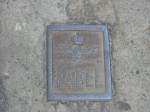 Dieses Kabelplatte sieht man an Gleis 9 in Worms Hbf, der Bahnsteige wurde seit Kaiserzeiten nicht neu gemacht. Deswegen sieht man diese Platte noch.
17.06.2005