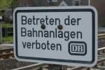 Im Alten Stil mahnt die Deutsche Bundesbahn das das Betreten der Gleise verboten ist.
