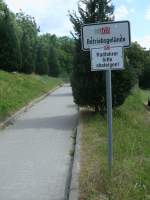 Wer zum Bahnsteig in Lauterbach Mole will mu an diesem Schild vorbei.Aufnahme vom 09.Juni 2012.