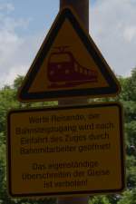 Dieser Hinweis steht vor einem hhengleichen Reisendenbergang.