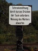 Hinweistafel am beschrankten  Bedarfsbahnbergang  am Abzweig der Saale-Bahn (KBS 560) kurz vor dem Gleisdreieck bei Groheringen, aufgenommen am 24.09.2006, 15:00 Uhr.