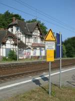 Dieses Warnschild steht auf dem Bahnsteig in Wstenfelde.Aufgenommen am 13.Juli 2013.