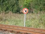 An der Strecke Bergen/Rgen-Lauterbach Mole aufgestelltes Warnschild.Aufgenommen am 14.September 2013.