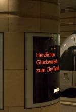 Dem Glückwunsch schließt sich der Fotograf gerne an , auch wenn die Fahrt im ICE von Gotha nach Dresden über Leipzig Hbf tief - Markt - Leuschnerplatz - Bayerischer Bahnhof - MDR über die Gleisschleife  nach Engelsdorf gefühlt oder echt länger dauert, als das Kopf machen in Leipzig Hbf  auf der Hinfahrt von Dresden nach Gotha.
02.03.2014  11:49 Uhr  Leipzig im City Tunnel.