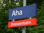 Drei-Seen-Bahn, Bahnhofsschild in Aha, Juni 2014