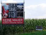  KEINE MAUER DURCH UNSERE HEIDE  solche und ähnliche Plakate findet man in Eimke, Wriedel, Ellerndorf, Ebstorf und anderen Orten als Initiative gegen die geplante neue Bahnstrecke durch die Lüneburger Heide; Foto vom September 2015
