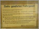 Das Schild mit dem Hinweis auf die Schlieung der Fahrkartenausgabe im Bahnhof Frankfurt am Main-Griesheim hngt seit der Schlieung im Jahre 1992 bereits lnger als 15 Jahre im Fenster der ehemaligen