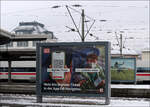 Papierlos reisen, im ICE -    Werbeplakate im Bahnhof Stuttgart-Bad Cannstatt.