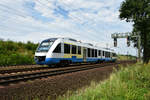 VT648 299 der NordWestBahn (NWB) in Bardowick, bei einer Überführung.