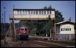 Am 26.08.1990 stand noch die alte Infrastruktur der DDR Grenzsicherung im Bahnhof Marienborn, als dort der D aus Aachen mit der 132033 einfuhr. Die Posten Brücke war das bekannte und markante Zeichen für den damaligen Grenzbahnhof Marienborn.