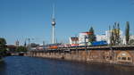 20-teiliger, bunter SGV-Lokzug anlässlich einer Sonderfahrt (Demonstration des NEE)  Hör das Signal, Berlin! , hier an der Station  B-Jannowitzbrücke .
